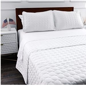 AmazoBasics Oversized Solid 3-piece Quilt Set